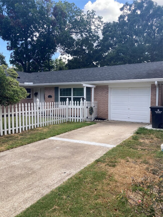 503 S Jack St, Alvin, TX 77511 - photo 2