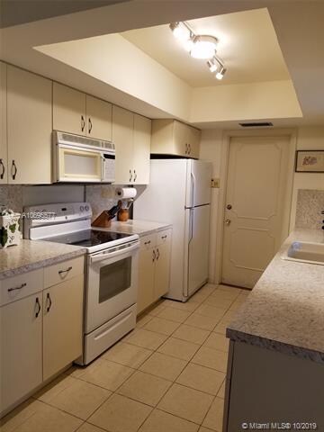 Large kitchen area, with full pantry, eat-in break