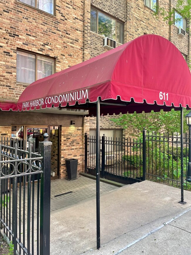 611 W Patterson Ave unit 213, Chicago, IL 60613 - photo 2