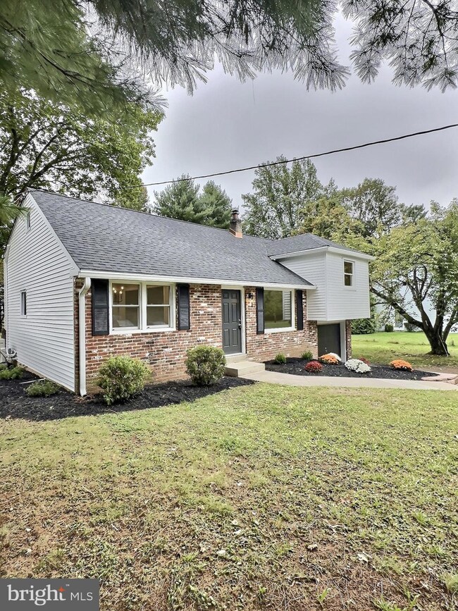 139 W Sandy Ridge Rd, Doylestown, PA 18901 - photo 2