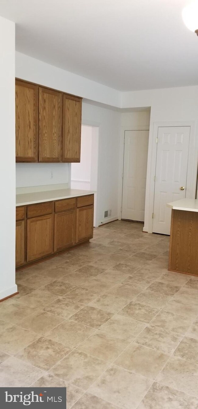 2009 Mcnamera Ct, Woodbridge, VA 22191 - photo 2