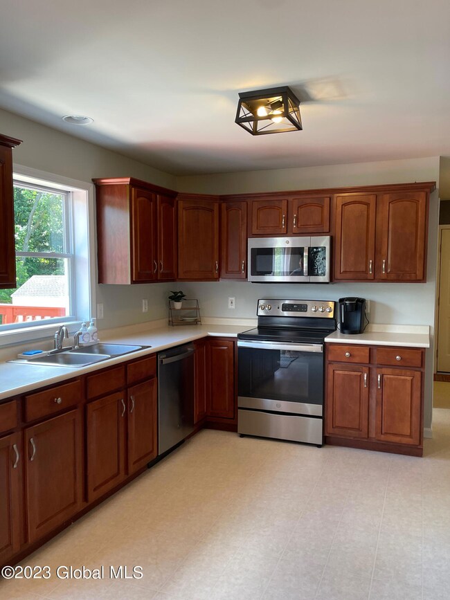 35 Rose Ln, Rensselaer, NY 12144 - photo 7