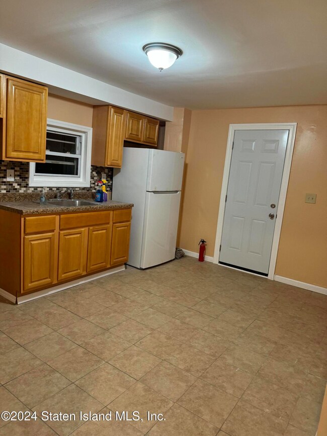 143 Simonson Ave, Staten Island, NY 10303 - photo 6