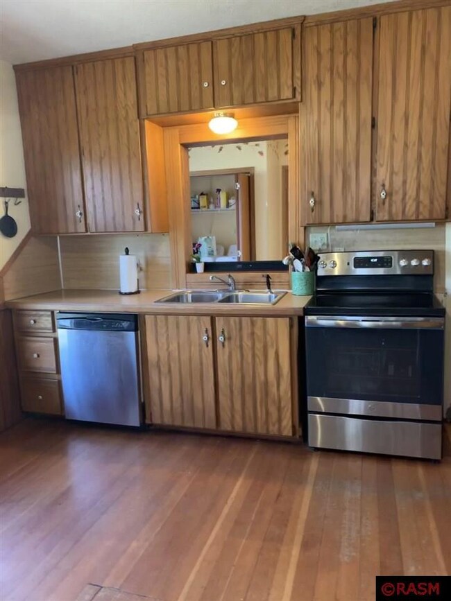 321 S 4th St, Le Sueur, MN 56058 - photo 4