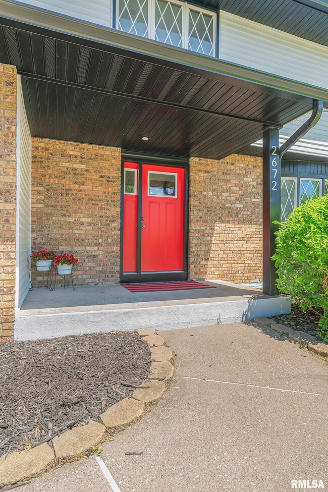 2672 W 34th St, Davenport, IA 52806 - photo 2