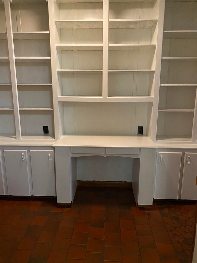 610 Westwood Dr, Wake Village, TX 75501 - photo 5