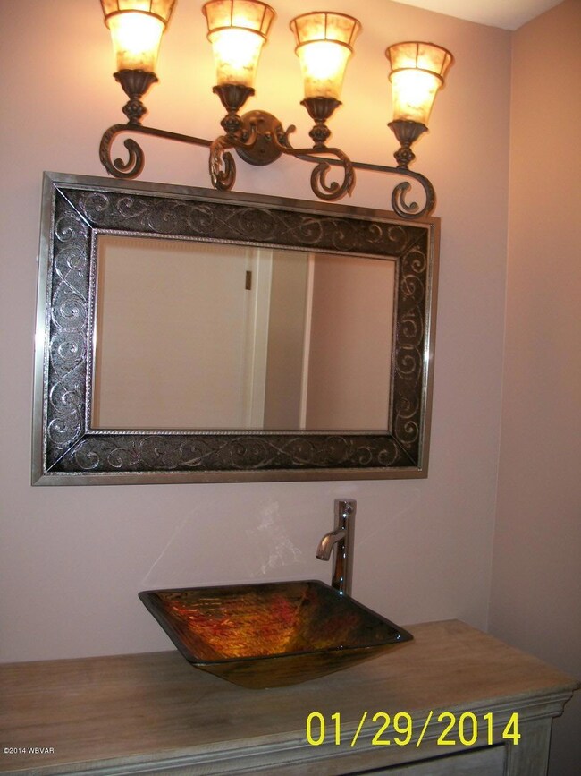 Main Bath mirror/sink 100_0565