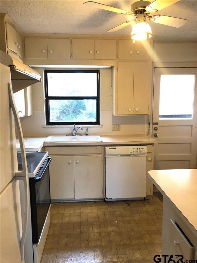 1904 1904 S Wall Ave, Tyler, TX 75701 - photo 4