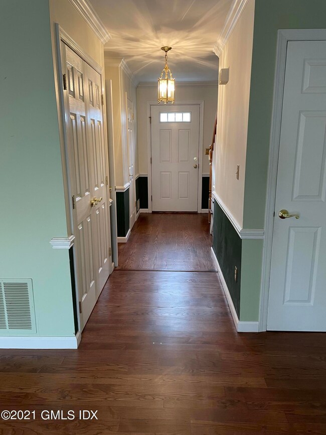98 Valley _ Foyer