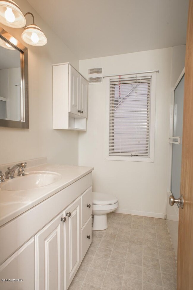 566 Lankamp St NW, Grand Rapids, MI 49544 - photo 4