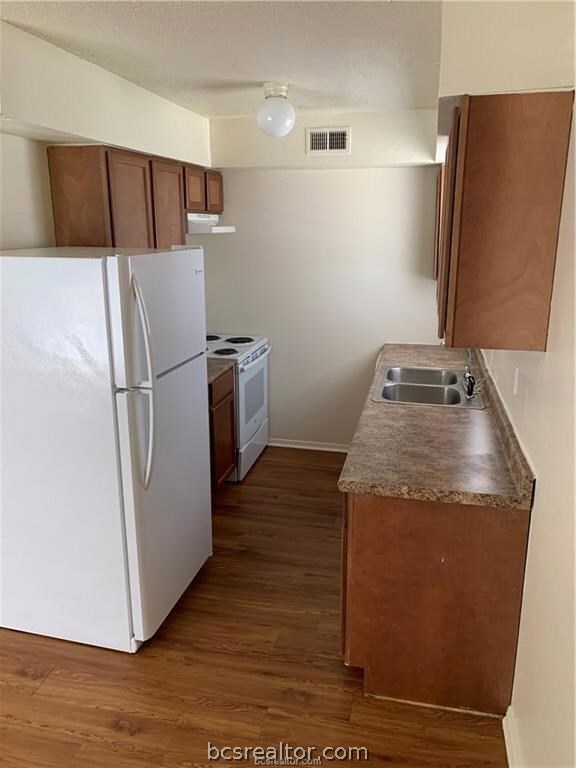 804 Lisa Cir unit B, Bryan, TX 77801 - photo 6