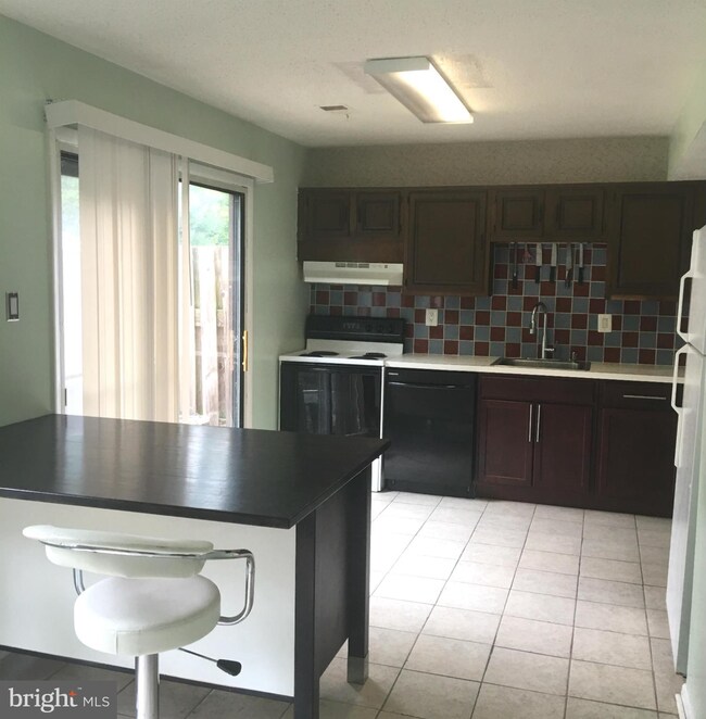 2555 Fox Ridge Ct unit 65, Woodbridge, VA 22192 - photo 2