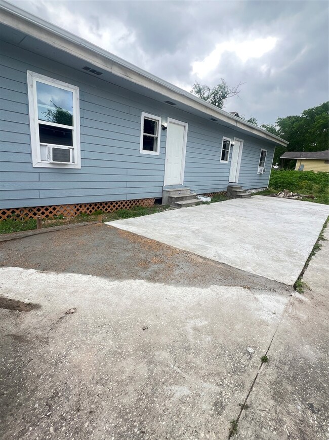 8608 Prairie View Dr unit A, Houston, TX 77088 - photo 2