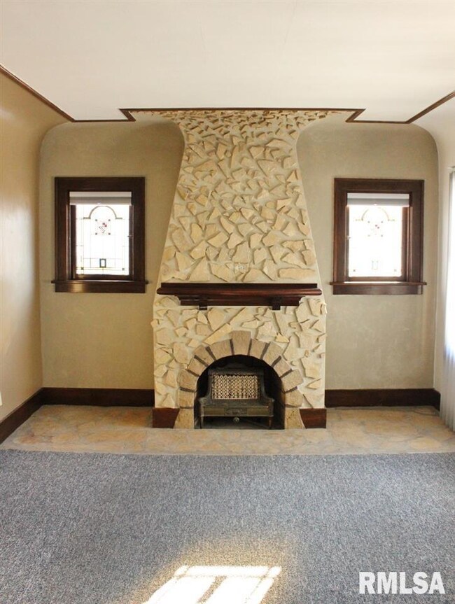 921 N Pine St, Davenport, IA 52804 - photo 6