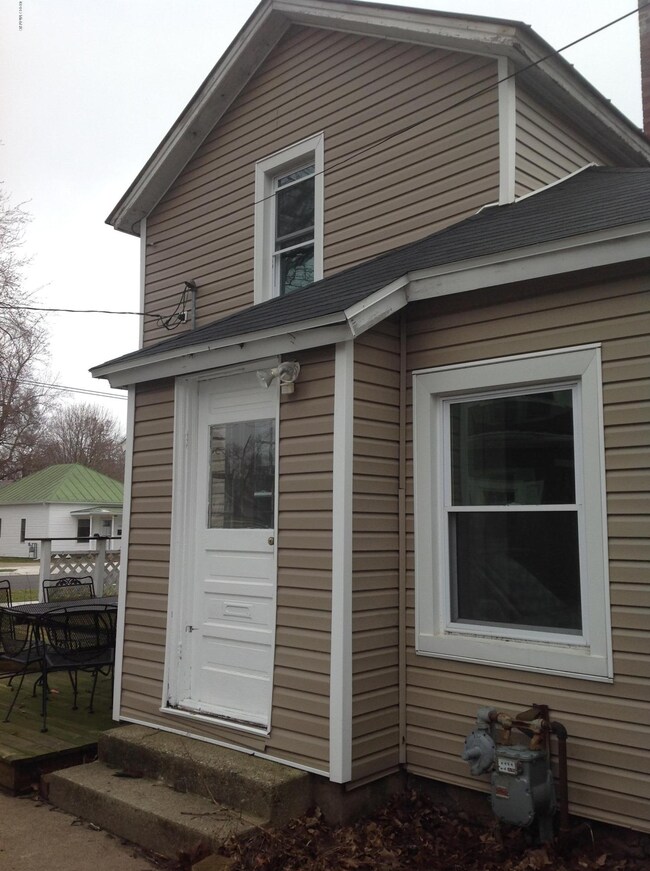 130 E Sycamore-Side entrance with deck a