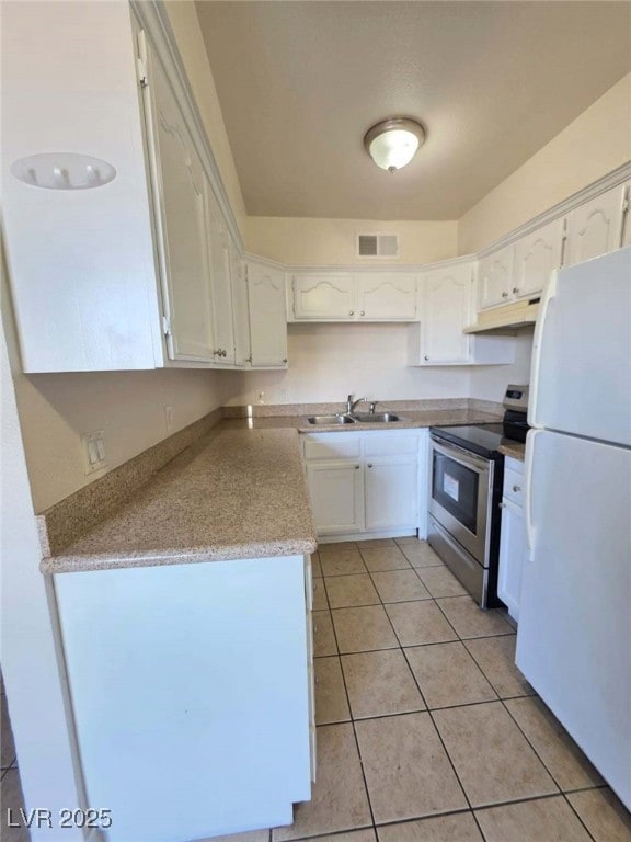 Kitchen with freestanding refrigerator, stainless