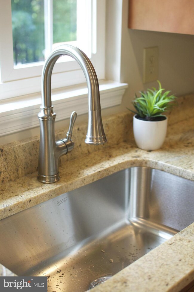 8659 Maple Glen Ct, Springfield, VA 22153 - photo 4