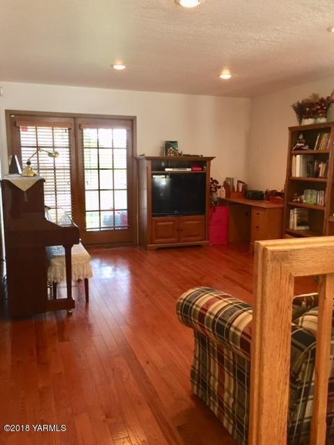 Family room w/Hardwood Floors