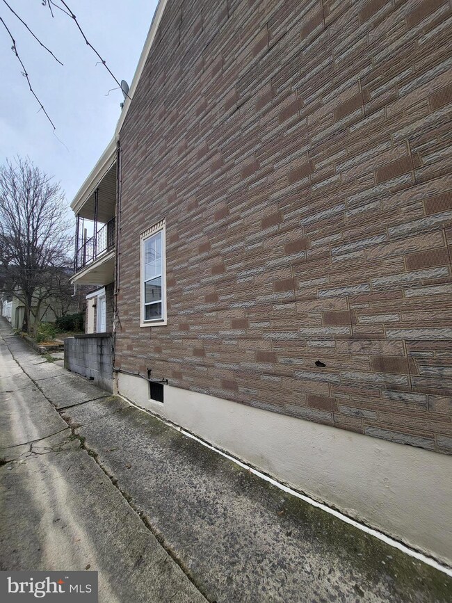 939 Locust St, Reading, PA 19604 - photo 3