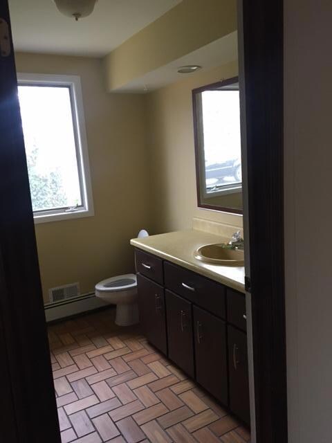 435 Hampton Apt1 bathroom
