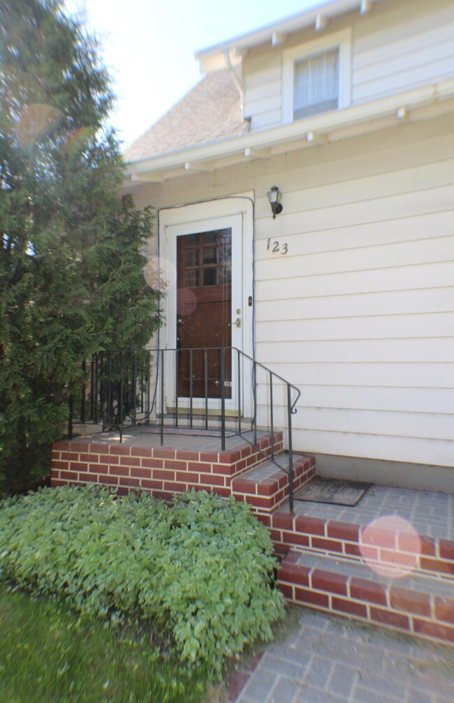 Front Exterior Entrance<|>Public<|>