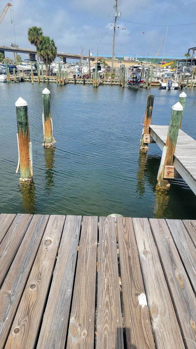 BOAT SLIP INCLUDED