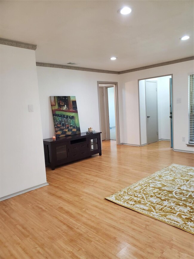 7424 Walling Ln, Dallas, TX 75231 - photo 2