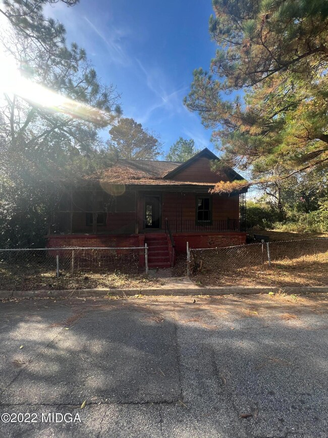 1139 Bartlett Front