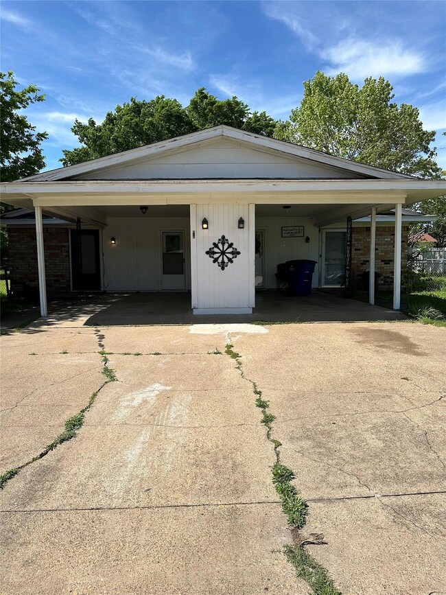 602 Casa Linda St unit B, Ennis, TX 75119 - photo 2