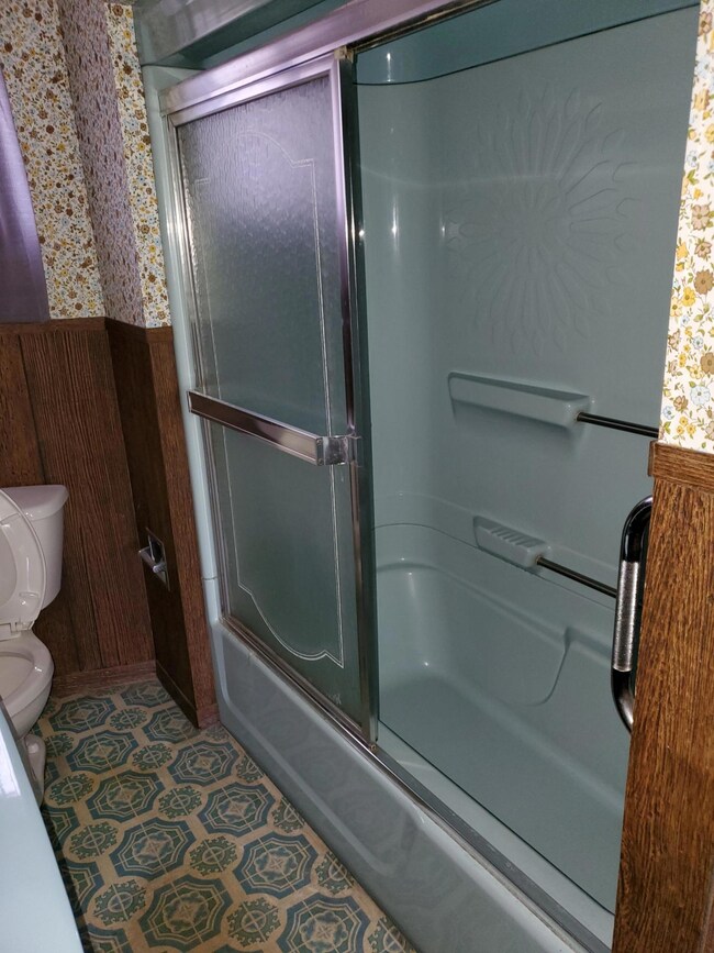 shower in 1st apt bath