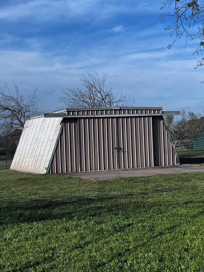 2102 Hill Top Cir, Weatherford, TX 76085 - photo 4