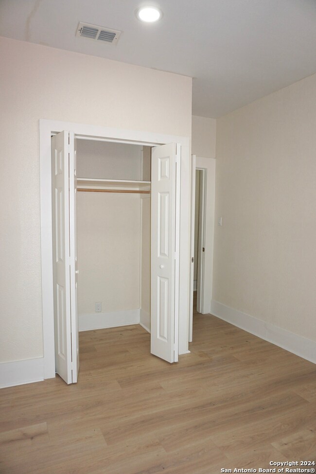 521 E Dewey Place unit 3, San Antonio, TX 78212 - photo 5