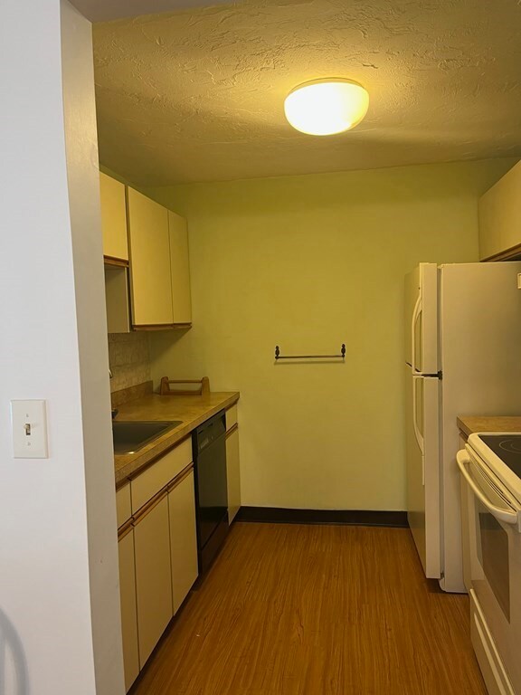 Totten Pond Village unit 34C, Waltham, MA 02451 - photo 5