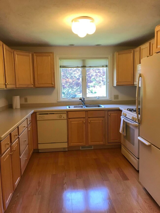 2 Friendship Ct, Mashpee, MA 02649 - photo 4