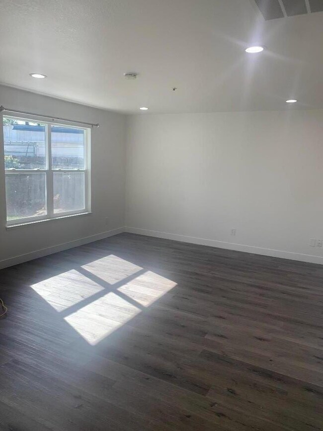 897 Alpha Rd unit B, Turlock, CA 95380 - photo 5