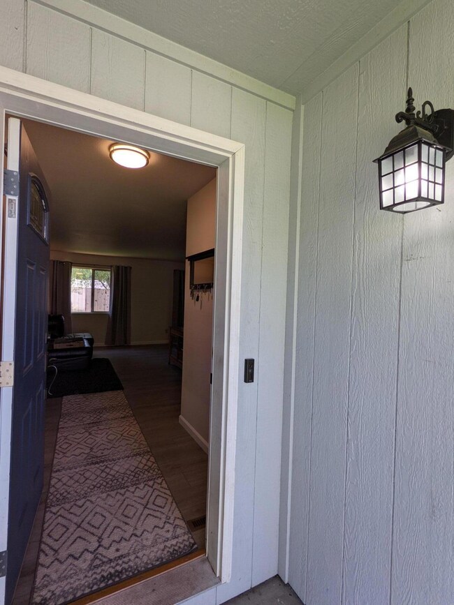 2464 Northcrest Cir, Medford, OR 97504 - photo 5