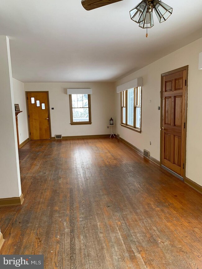 511 Thompson St, Strasburg, VA 22657 - photo 7