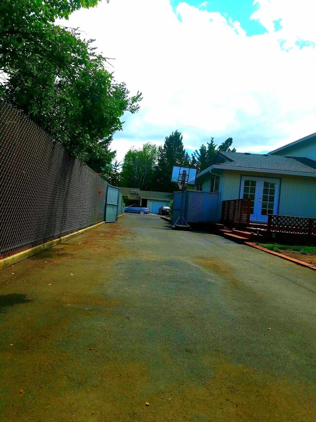 722 Sandra Ln, Central Point, OR 97502 - photo 4