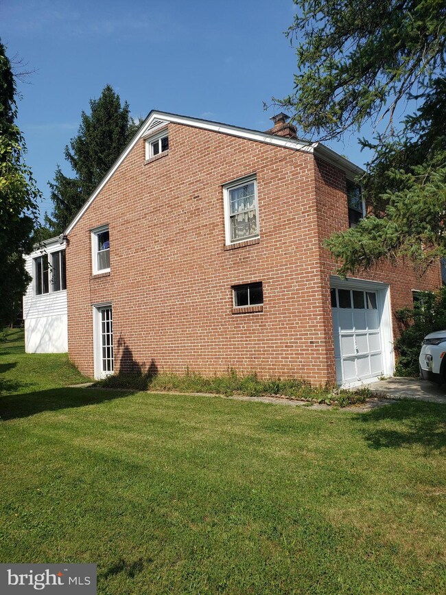 218 Grande Valley Rd, Reading, PA 19606 - photo 6