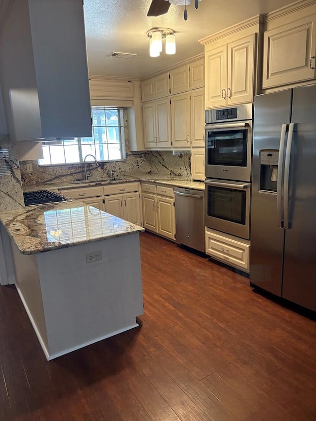 300 Westminster St, Kerrville, TX 78028 - photo 6