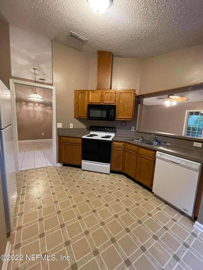 8754 Buzz Ct, Jacksonville, FL 32216 - photo 7