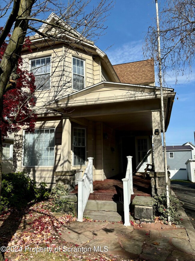 527 E Market St, Scranton, PA 18509 - photo 2