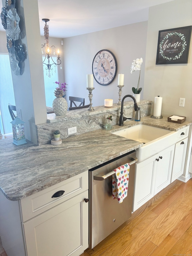Updated Eat-in Kitchen with Granite, Stainless App