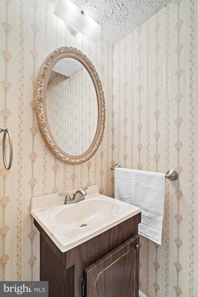 8163 Willowdale Ct, Springfield, VA 22153 - photo 6