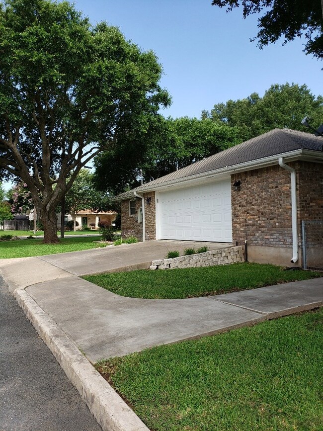 106 Tanglewood Dr, Fredericksburg, TX 78624 - photo 6