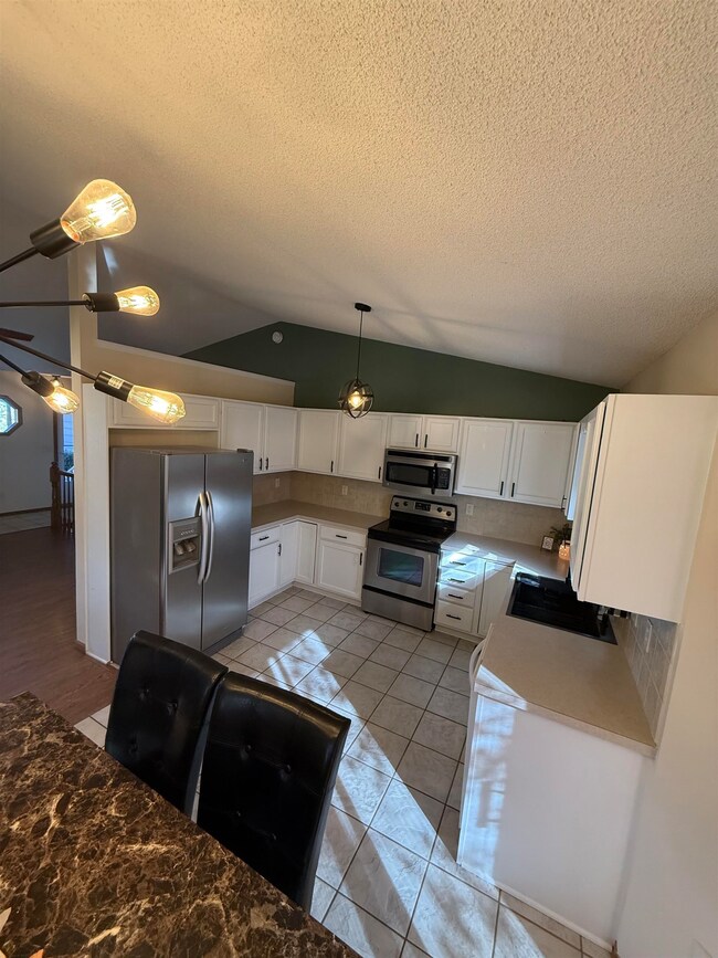 207 Sutton Dr, Newton, KS 67114 - photo 4