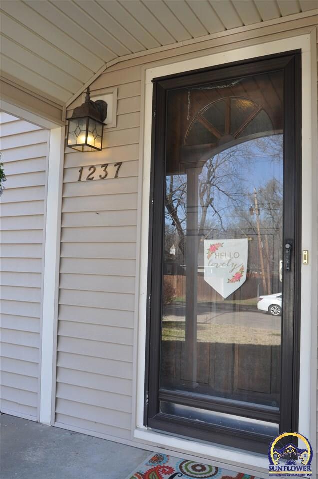 1237 SW Saline St, Topeka, KS 66604 - photo 4