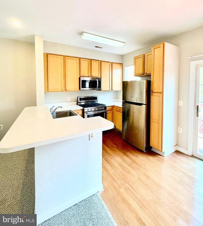 23096 Fontwell Square, Sterling, VA 20166 - photo 2