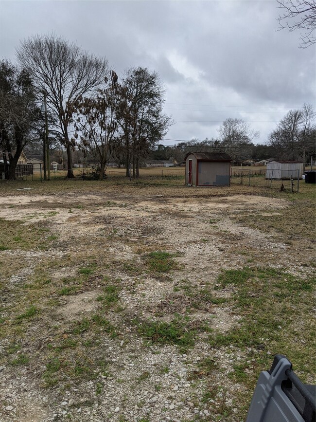 412 E Foley St, Alvin, TX 77511 - photo 2