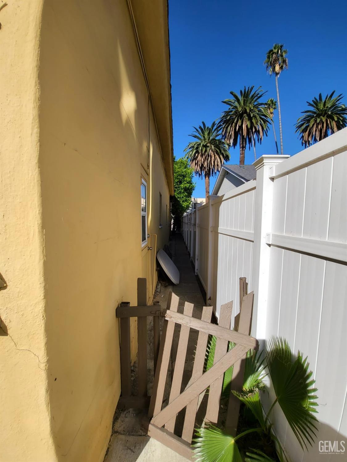 1240 S Muirfield Rd, Los Angeles, CA 90019 - photo 7